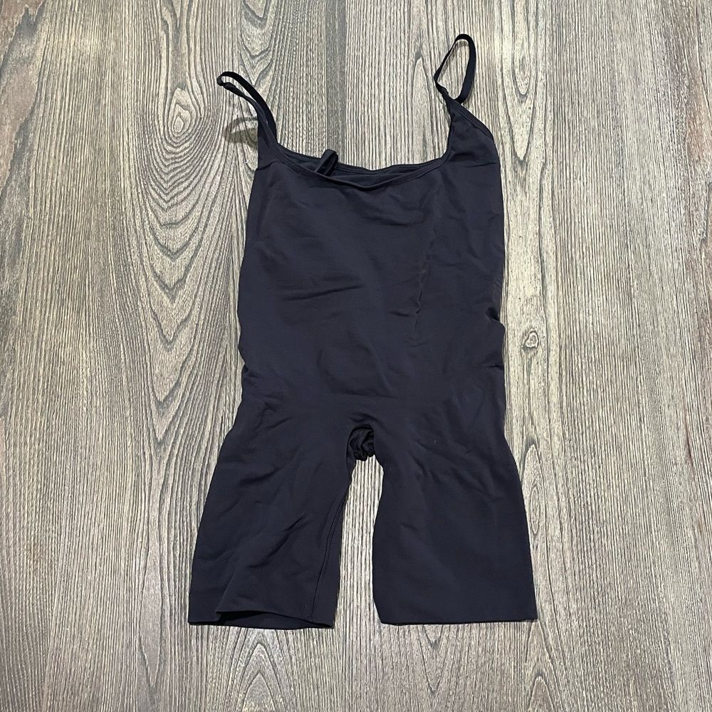 NWOT Skims Everyday Sculpt Mid Thigh Bodysuit Shapewear Scoop Neck Black Size L